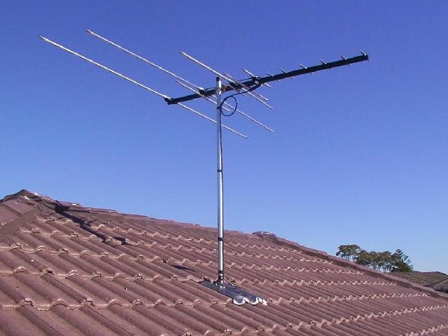 Телевизионная антенна на крыше многоквартирного дома