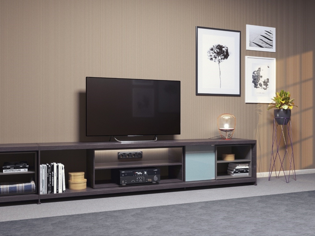 Телевизор на ТВ-тумбе, под ней — электрические и телевизионная розетки для подключения ТВ и другой техники